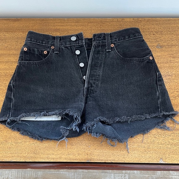 Vintage black Levi’s cutoff short w27 l30
